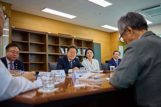 [서울=뉴시스] 이재명 대통령과 부인 김혜경 여사가 25일 전남 고흥 국립소록도병원을 찾아 관계자들과 대화를 나누고 있다. (사진=대통령실 제공) 2025.06.25. photo@newsis.com *재판매 및 DB 금지