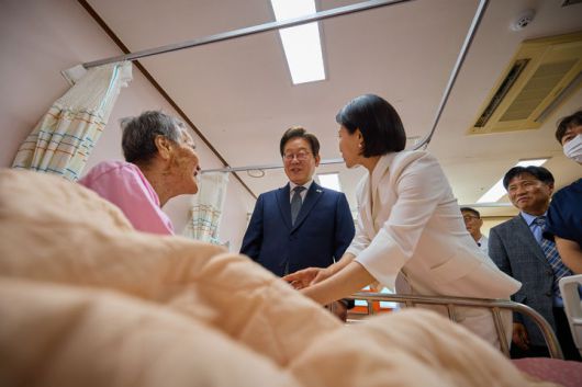 [서울=뉴시스] 이재명 대통령과 부인 김혜경 여사가 25일 전남 고흥 국립소록도병원을 찾아 환우 어르신의 손을 잡고 위로하고 있다. (사진=대통령실 제공) 2025.06.25. photo@newsis.com *재판매 및 DB 금지