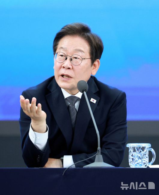 [광주=뉴시스] 고범준 기자 = 이재명 대통령이 25일 광주 국립아시아문화전당에서 열린 광주시민, 전남도민 타운홀미팅에서 발언하고 있다. 2025.06.25. bjko@newsis.com