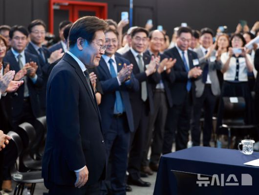 [광주=뉴시스] 고범준 기자 = 이재명 대통령이 25일 광주 국립아시아문화전당에서 열린 광주시민, 전남도민 타운홀미팅에 입장하고 있다. 2025.06.25. bjko@newsis.com