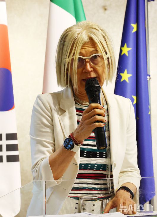 [서울=뉴시스] 박주성 기자 = 25일 오후 서울 강남구 하이 스트리트 이탈리아에서 열린 2026 밀라노 코르티나 동계 올림픽 공식 설명회, “2026 밀라노 코르티나, 세계와 만나다”에서 에밀리아 가토 주한 이탈리아 대사가 환영사를 하고 있다. 2025.06.25. park7691@newsis.com