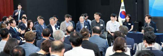 [광주=뉴시스] 고범준 기자 = 이재명 대통령이 25일 광주 국립아시아문화전당에서 열린 광주시민, 전남도민 타운홀미팅에서 김영록 전라남도지사의 발언을 듣고 있다. 2025.06.25. bjko@newsis.com