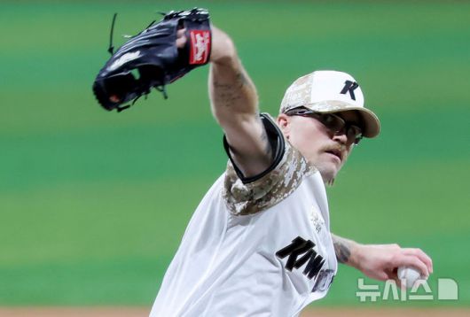 [서울=뉴시스] 홍효식 기자 = 25일 서울 구로구 고척스카이돔에서 열린 2025 KBO리그 KIA 타이거즈와 키움 히어로즈의 경기, 1회초 키움 라클란 웰스가 공을 던지고 있다. 2025.06.25. yesphoto@newsis.com