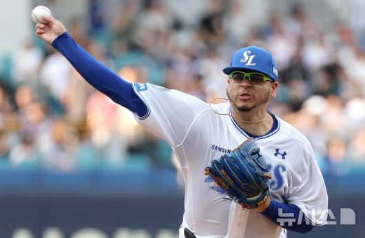 [대구=뉴시스] 이무열 기자 = 25일 대구 수성구 삼성라이온즈파크에서 열린 2025 신한 SOL 뱅크 KBO 리그 한화 이글스와 삼성 라이온즈의 경기, 1회초 삼성 선발투수 후라도가 역투하고 있다. 2025.06.25. lmy@newsis.com