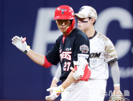 [서울=뉴시스] 홍효식 기자 = 25일 서울 구로구 고척스카이돔에서 열린 2025 KBO리그 KIA 타이거즈와 키움 히어로즈의 경기, 4회초 1사 2,3루 KIA 김호령이 2타점 2루타를 치고 손뼉을 치고 있다. 2025.06.25. yesphoto@newsis.com