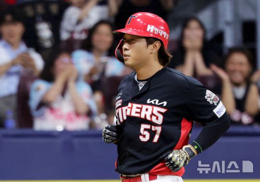 [서울=뉴시스] 홍효식 기자 = 25일 서울 구로구 고척스카이돔에서 열린 2025 KBO리그 KIA 타이거즈와 키움 히어로즈의 경기, 7회초 무사 노주자 KIA 고종욱이 솔로포를 친 뒤 그라운드를 돌고 있다. 2025.06.25. yesphoto@newsis.com