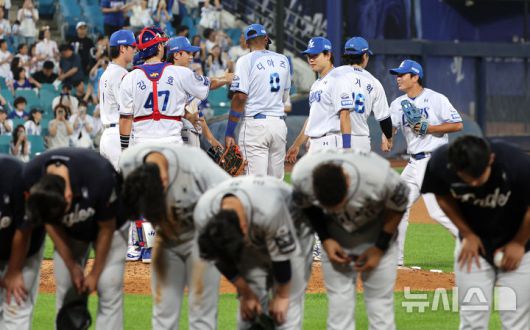 [대구=뉴시스] 이무열 기자 = 25일 대구 수성구 삼성라이온즈파크에서 열린 2025 신한 SOL 뱅크 KBO 리그 한화 이글스와 삼성 라이온즈의 경기, 7-2로 승리한 삼성 선수들이 기뻐하고 있다. 2025.06.25. lmy@newsis.com