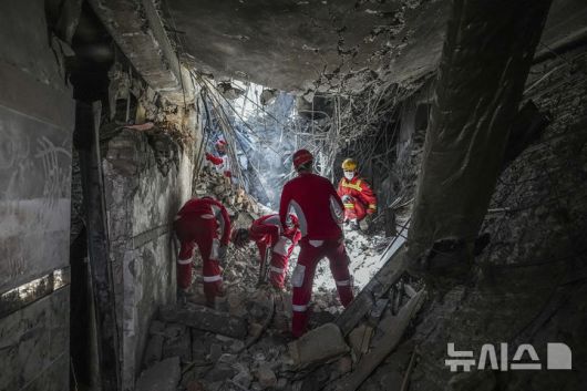 [테헤란=AP/뉴시스] 지난 24일(현지 시간) 이란 테헤란에서 구조대원들이 전날 이스라엘의 공습으로 파손된 에빈 교도소 일대를 수색하고 있다. 에빈 교도소에는 정치범 등이 수용되는 곳으로 알려져 있다. 2025.06.26.