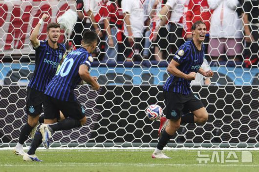 [시애틀=AP/뉴시스] 2025 국제축구연맹(FIFA) 클럽월드컵 조별리그 E조를 1위로 통과한 이탈리아 프로축구 세리에A의 인터밀란. 2025.06.25.