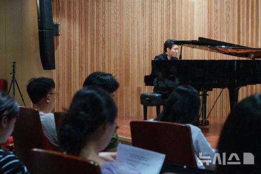 [서울=뉴시스]피아니스트 김세현이 26일 서울 종로구 세종문화회관 서클홀에서 열린 기자간담회에서 피아노 연주를 하고 있다. (사진=크레디아 제공)