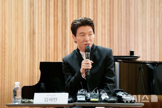 [서울=뉴시스]피아니스트 김세현이 26일 서울 종로구 세종문화회관 서클홀에서 열린 기자간담회에서 취재진의 질문에 답변하고 있다. (사진=크레디아 제공)