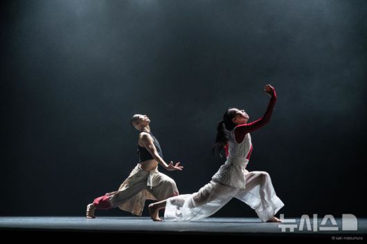 [서울=뉴시스]'아츠인탱크 무용축제' 공연 장면. (사진=ADFK 제공)