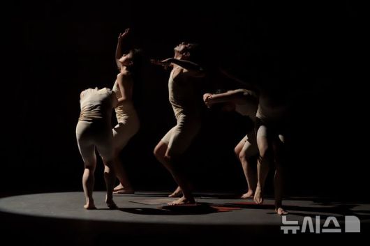 [서울=뉴시스]'아츠인탱크 무용축제' 공연 장면. (사진=ADFK 제공)