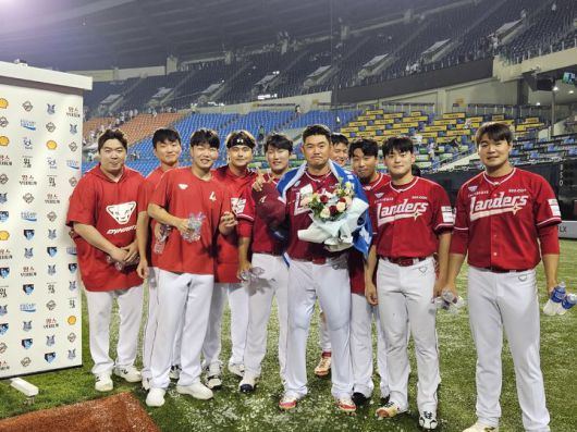 [서울=뉴시스] 프로야구 SSG 랜더스 노경은(가운데)이 26일 서울 잠실구장에서 열린 2025 신한 쏠뱅크 KBO리그 두산 베어스와의 경기에서 개인 통산 100홀드를 달성한 뒤 후배들과 기념 사진을 찍고 있다. (사진=SSG 랜더스 제공) 2025.06.26. *재판매 및 DB 금지