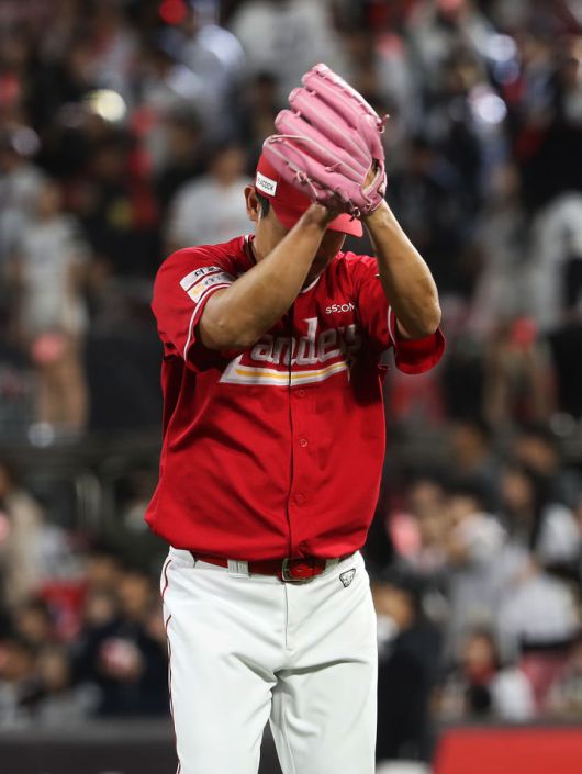 [서울=뉴시스] 프로야구 SSG 랜더스 노경은이 26일 서울 잠실구장에서 열린 2025 신한 쏠뱅크 KBO리그 두산 베어스와의 경기에서 개인 통산 100홀드를 달성했다. (사진=SSG 랜더스 제공) 2025.06.26. *재판매 및 DB 금지