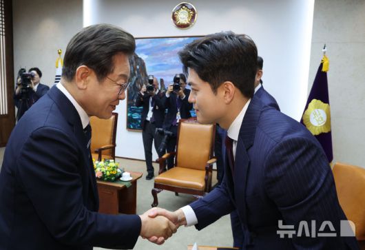 [서울=뉴시스] 고범준 기자 = 이재명 대통령이 26일 국회에서 추가경정예산(추경) 시정연설에 앞서 우원식 국회의장과 환담에 입장하며 김용태 국민의힘 비상대책위원장와 악수하고 있다. 2025.06.26. bjko@newsis.com