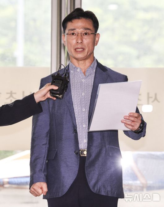 [서울=뉴시스] 김진아 기자 = 임성근 전 해병대 1사단장이 26일 서울 서초구 서초동에 마련된 이명현 채상병 특검 사무실에서 면담 전 입장문을 발표하고 있다. 2025.06.26. bluesoda@newsis.com