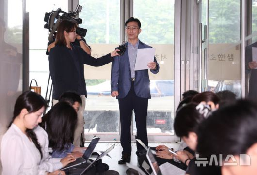 [서울=뉴시스] 김진아 기자 = 임성근 전 해병대 1사단장이 26일 서울 서초구 서초동에 마련된 이명현 채상병 특검 사무실을 찾아 면담 전 입장문을 발표하고 있다. 2025.06.26. bluesoda@newsis.com