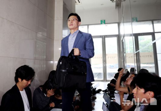 [서울=뉴시스] 김진아 기자 = 임성근 전 해병대 1사단장이 26일 서울 서초구 서초동에 마련된 이명현 채상병 특검 사무실을 찾아 면담을 하기 위해 이동하고 있다. 2025.06.26. bluesoda@newsis.com