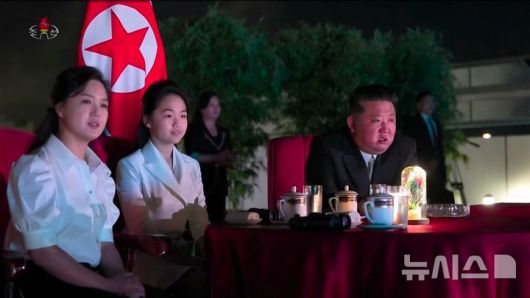 [서울=뉴시스] 김정은 북한 국무위원장이 6월 24일 아내 리설주, 딸 주애와 함께 원산갈마해안관광지구 준공식에 참석했다고 조선중앙TV가 26일 보도했다. 리 여사가 공개 석상에 모습을 드러낸 것을 1년 6개월 만이다. (사진=조선중앙TV 캡쳐) 2025.09.25. photo@newsis.com