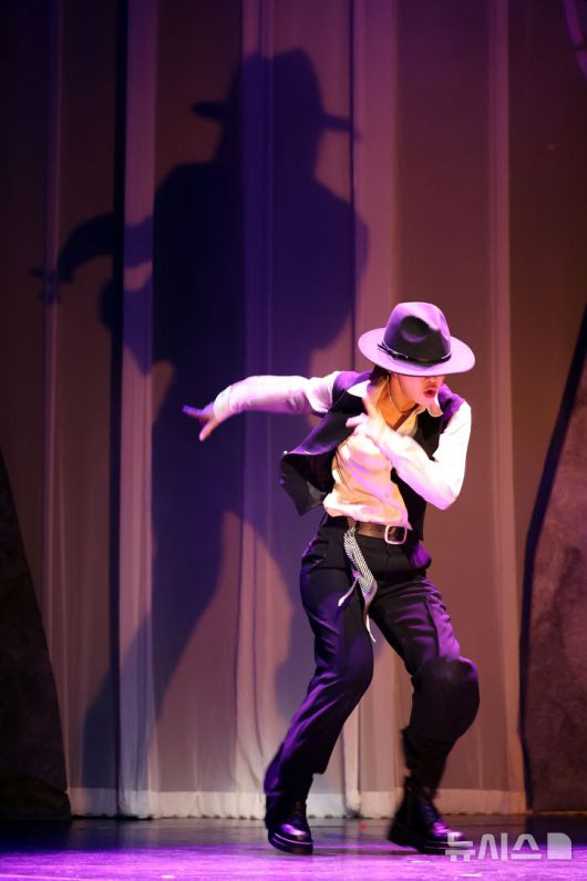 [서울=뉴시스] 박진희 기자 = 뮤지컬 '프리다' 출연 배우 아이키가 26일 서울 종로구 놀 유니플렉스에서 주요 장면을 시연하고 있다. 2025.06.26pak7130@newsis.com