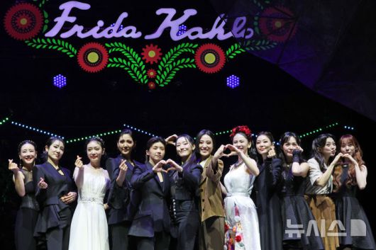 [서울=뉴시스] 박진희 기자 = 뮤지컬 '프리다' 출연 배우들이 26일 서울 종로구 놀 유니플렉스에서 프레스콜을 하고 있다. 2025.06.26. pak7130@newsis.com