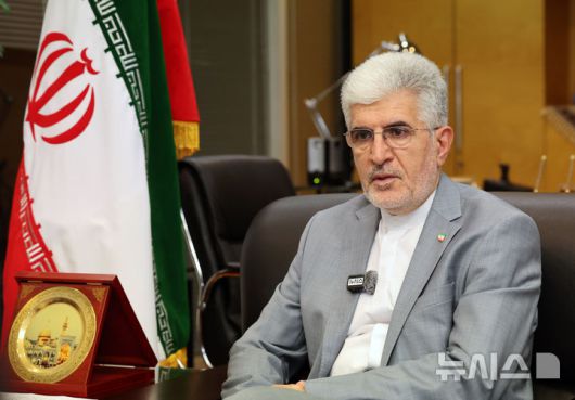 [서울=뉴시스] 배훈식 기자 = 사이드 쿠제치 주한 이란 대사가 26일 오후 서울 용산구 주한 이란 이슬람 공화국 대사관에서 뉴시스와 인터뷰 하고 있다. 2025.06.26. dahora83@newsis.com