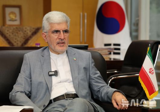 [서울=뉴시스] 배훈식 기자 = 사이드 쿠제치 주한 이란 대사가 26일 오후 서울 용산구 주한 이란 이슬람 공화국 대사관에서 뉴시스와 인터뷰 하고 있다. 2025.06.26. dahora83@newsis.com