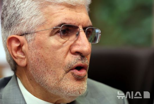 [서울=뉴시스] 배훈식 기자 = 사이드 쿠제치 주한 이란 대사가 26일 오후 서울 용산구 주한 이란 이슬람 공화국 대사관에서 뉴시스와 인터뷰 하고 있다. 2025.06.26. dahora83@newsis.com