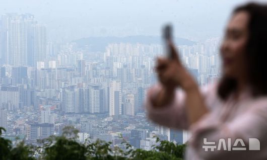 [서울=뉴시스] 홍효식 기자 = 6월 넷째 주 서울 집값이 1주 전보다 0.43% 오르며 다시 6년 9개월 만에 가장 높은 상승률을 나타냈다. 한국부동산원이 26일 발표한 전국 주간 아파트가격 동향에 따르면 지난 23일 기준 전국 아파트 매매가격은 0.06% 오르며 1주 전(0.05%)보다 상승폭이 커졌다. 이처럼 집값 상승을 이끄는 지역은 서울(0.36%→0.43%)로, 이번 주도 상승폭이 한층 커졌다. 서울 매매가격 상승률은 이달 들어 6월2일 0.19%→6월9일 0.26%→6월16일 0.36%→6월23일 0.43%로 매주 소수점 첫째 자리 숫자가 바뀌는 모양새다.사진은 26일 서울 남산에서 바라본 아파트 모습. 2025.06.26. yesphoto@newsis.com