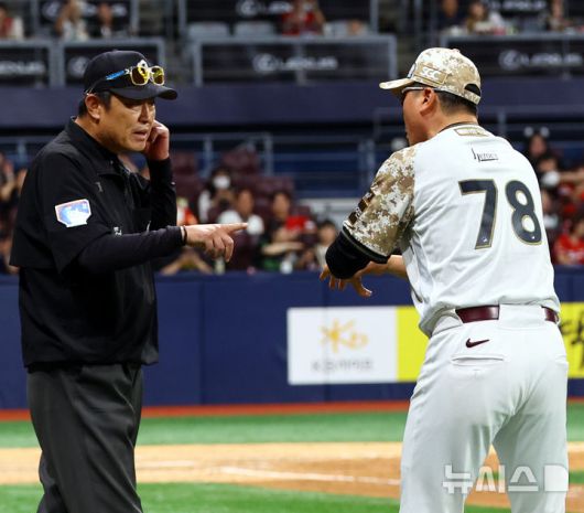 [서울=뉴시스] 박주성 기자 = 26일 오후 서울 구로구 고척스카이돔에서 열린 프로야구 2025 KBO리그 KIA 타이거즈 대 키움 히어로즈의 경기, 8회말 KIA 투수 조상우의 견제 때 1루에 있던 주자 키움 이주형이 비디오 판독으로 아웃되자 키움 홍원기 감독이 그라운드로 나와 박기택 1루심에게 항의하고 있다. 2025.06.26.park7691@newsis.com