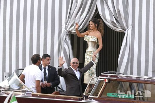 [베네치아=AP/뉴시스] 아마존 창업자 제프 베이조스와 약혼녀 로렌 산체스가 26일(현지 시간) 결혼식 전 열리는 리셉션에 참석하기 위해 이탈리아 베네치아 아만 베니스 호텔을 나서고 있다. 2025.06.27.