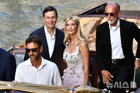 [베네치아=AP/뉴시스] 도널드 트럼프 미국 대통령 딸 이방카 트럼프(가운데)와 남편 재러드 쿠슈너가 26일(현지 시간) 아마존 창업자 제프 베이조스와 약혼녀 로렌 산체스의 결혼식 참석을 위해 이탈리아 베네치아에 도착하고 있다. 2025.06.27.