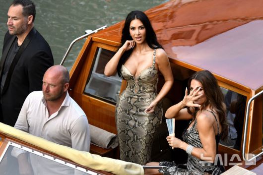 [베네치아=AP/뉴시스] 킴 카다시안 자매가 26일(현지 시간) 아마존 창업자 제프 베이조스와 약혼녀 로렌 산체스의 결혼식 참석을 위해 이탈리아 베네치아에 도착하고 있다. 2025.06.27.
