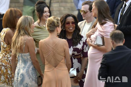 [베네치아=AP/뉴시스] 방송인 오프라 윈프리가 26일(현지 시간) 아마존 창업자 제프 베이조스와 약혼녀 로렌 산체스의 결혼식 참석을 위해 이탈리아 베네치아에 도착하고 있다. 2025.06.27.