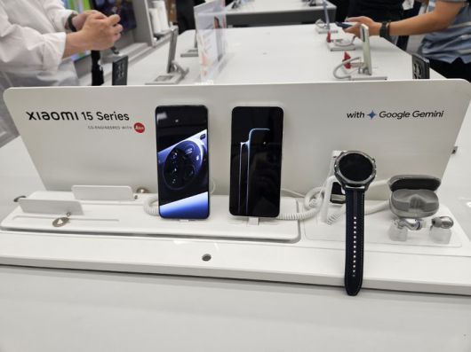 [서울=뉴시스] 박은비 기자 = 샤오미코리아가 28일 정식 오픈한 샤오미 스토어 서울 IFC몰 여의도점 내부. 주력 상품인 스마트폰 샤오미15 울트라와 스마트 워치, 무선이어폰이 전시돼 있다. 25.06.25. silverline@newsis.com *재판매 및 DB 금지