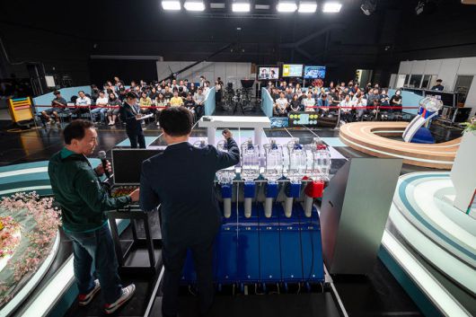 복권수탁사업자 동행복권은 26일 오후 서울 상암 MBC에서 연금복권720+의 공정성과 신뢰성을 함께 확인하는 대국민 추첨 공개 생방송 행사 '720 데이(Day)'를 진행했다. 720 데이에 참석한 일반인이 연금복권720+ 추첨 검수 작업에 참여하고 있다.(사진 : 동행복권 제공) 2025.6.27. *재판매 및 DB 금지