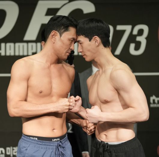 [서울=뉴시스] 27일 서울시 서대문구 홍은동 스위스그랜드호텔에서 열린 굽네 ROAD FC 073 계체량 행사에 참여해 페이스오프를 하는 윤형빈과 밴쯔.(사진=로드FC 제공)  *재판매 및 DB 금지