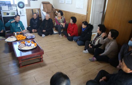 [순창=뉴시스] 지난 1월10일 최영일 순창군수의 순창군 전체 마을 연초방문 3일째, 동계면 아동마을을 방문한 최영일 군수(왼쪽 첫번째)가 주민들에게 자신의 공약사업인 공익직불금 200만원 지급이 올해 가능해 보인다는 설명을 하고 있다. *재판매 및 DB 금지