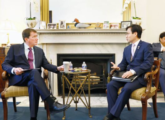 [서울=뉴시스] 여한구 산업통상자원부 통상교섭본부장이 26일 미국 워싱턴 D.C. 미국 의회 빌 해거티 상원의원 집무실에서 빌 해거티 미국 상원의원과 면담을 하고 있다. (사진=산업통상자원부 제공) 2025.06.27. photo@newsis.com *재판매 및 DB 금지