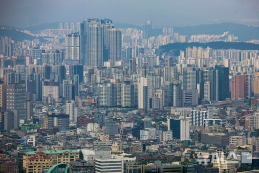 [서울=뉴시스] 정병혁 기자 = 27일 서울 중구 남산에서 서울시내 아파트가 보이고 있다. 정부가 오는 28일부터 수도권·규제지역 내 주택담보대출(주담대) 최대한도를 6억원으로 제한한다. 생애 최초 주택구입 목적 주택담보대출 주택담보인정비율(LTV)도 현행 80%에서 70%로 강화한다. 정부는 긴급 가계부채 점검회의를 열고 가계대출 총량관리목표 50% 감축, 수도권·규제지역 추가 주택구입 목적 주담대 금지, 수도권·규제지역 주담대 한도 6억원 제한, 수도권·규제지역 생애최초 LTV 80%→70% 강화 및 6개월 내 전입의무 등 수도권에 집중된 가계부채 관리방안을 확정했다. 2025.06.27. jhope@newsis.com