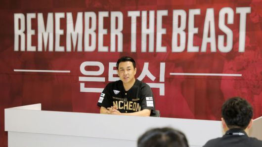 [인천=뉴시스] 김강민이 28일 인천 SSG랜더스필드에서 열릴 은퇴식을 앞두고 취재진과 기자회견을 진행하고 있다. (사진=SSG 랜더스 제공) 2025.06.28. *재판매 및 DB 금지