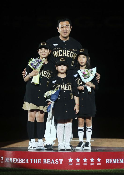 [서울=뉴시스] 프로야구 SSG 랜더스의 김강민이 28일 인천 SSG랜더스필드에서 열린 2025 KBO리그 한화 이글스와의 경기가 끝난 뒤 진행된 은퇴식에서 자녀들과 함께 기념 촬영을 하고 있다. (사진=SSG 랜더스 제공) 2025.06.28. *재판매 및 DB 금지