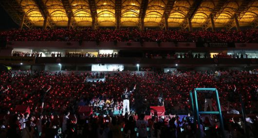 [서울=뉴시스] 프로야구 SSG 랜더스의 김강민이 28일 인천 SSG랜더스필드에서 열린 2025 KBO리그 한화 이글스와의 경기가 끝난 뒤 진행된 은퇴식에서 팬들과 기념사진을 찍고 있다. (사진=SSG 랜더스 제공) 2025.06.28.  *재판매 및 DB 금지