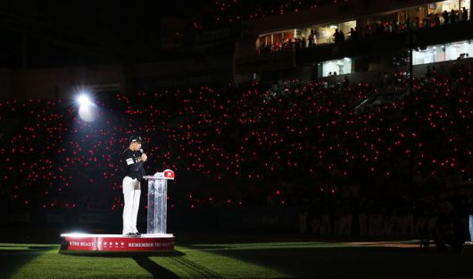 [서울=뉴시스] 프로야구 SSG 랜더스의 김강민이 28일 인천 SSG랜더스필드에서 열린 2025 KBO리그 한화 이글스와의 경기가 끝난 뒤 진행된 은퇴식에서 은퇴사를 전하고 있다. (사진=SSG 랜더스 제공) 2025.06.28.  *재판매 및 DB 금지