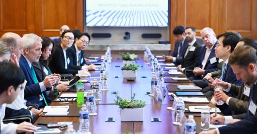 [서울=뉴시스] 이영환 기자 = 여한구 산업통상자원부 통상교섭본부장이 27일 오전(현지시간) 미국 워싱턴 D.C. 미국상공회의소 회의실에서 찰스 프리먼(Charles Freeman) 아시아 총괄 선임부회장을 비롯한 미한재계회의 회원사 관계자가 참석한 가운데 열린 미국 상공회의소 라운드테이블에 참석해 인사말을 하고 있다. (사진=산업통상자원부 제공) 2025.06.28. photo@newsis.com *재판매 및 DB 금지