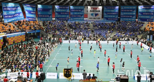 [수원=뉴시스] 김종택 기자 = 28일 경기 수원시 장안구 종합체육관에서 열린 ‘2025 대한민국 전국민 건강줄넘기대회’에서 참가 선수들이 열띤 경연을 펼치고 있다. 수원시줄넘기협회가 주최·주관하는 이번 대회는 유치부부터 일반부까지 다양한 연령층의 선수들이 출전해 자신의 기량을 선보였다. 2025.06.28. jtk@newsis.com