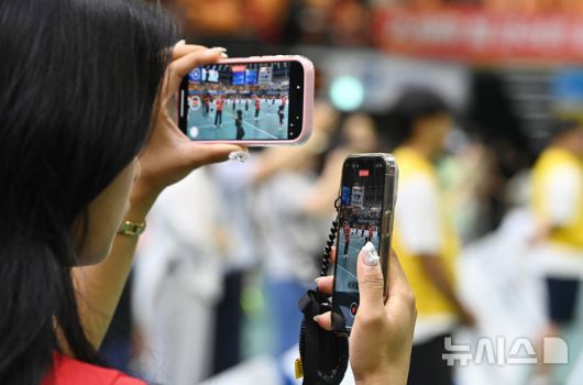 [수원=뉴시스] 김종택 기자 = 28일 경기 수원시 장안구 종합체육관에서 열린 ‘2025 대한민국 전국민 건강줄넘기대회’에서 학부모들이 동영상을 촬영하고 있다. 수원시줄넘기협회가 주최·주관하는 이번 대회는 유치부부터 일반부까지 다양한 연령층의 선수들이 출전해 자신의 기량을 선보였다. 2025.06.28. jtk@newsis.com