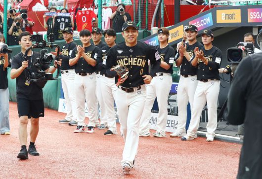 [서울=뉴시스] 이영환 기자 = 특별 엔트리로 등록된 SSG 랜더스의 김강민이 28일 인천 SSG랜더스필드에서 열린 2025 KBO리그 한화 이글스와 SSG 랜더스의 경기에서 박수를 받으며 그라운드에 들어서고 있다. (사진=SSG 랜더스 제공) 2025.06.28. photo@newsis.com *재판매 및 DB 금지