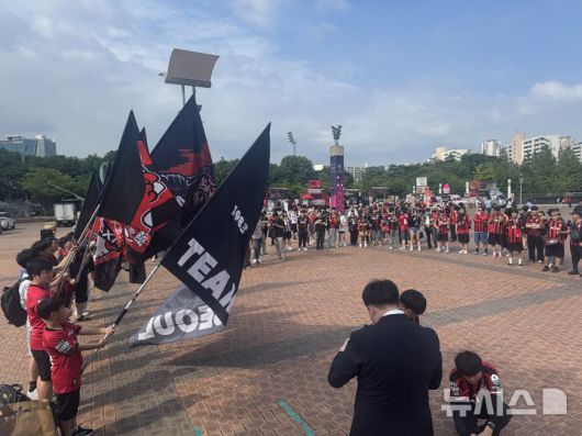 [서울=뉴시스] 김진엽 기자= 핵심 미드필더 기성용의 프로축구 K리그1 포항스틸러스 이적에 뿔난 K리그1 FC서울 팬들이 29일 오후 서울월드컵경기장 북측 광장에서 집회를 하고 있다. 2025.06.29. wlsduq123@newsis.com